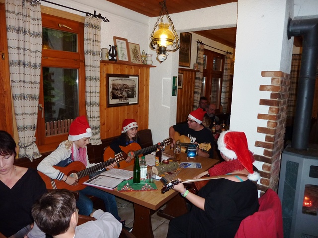 Lisa, Franziska, Sebastian und Claudia spielten Gitarre und sangen Weihnachtslieder 
