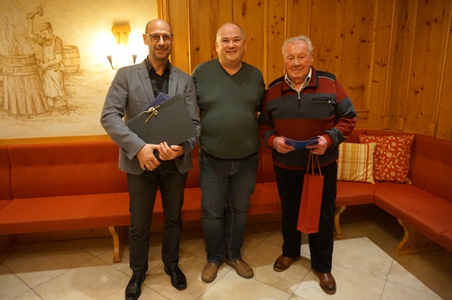 Vorsitzender Uwe Lövesz ehrte Bürgermeister Bernd Rößner (links) für 25 Jahre und Ernst Notz (rechts) für 10 Jahre Treue zum Frohsinn
