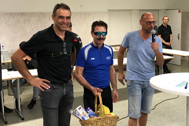 Für den 1.Platz wurde Saverio Cannatella ein Geschenkkorb von Jürgen Ott und Bürgermeister Bernd Rößner überreicht